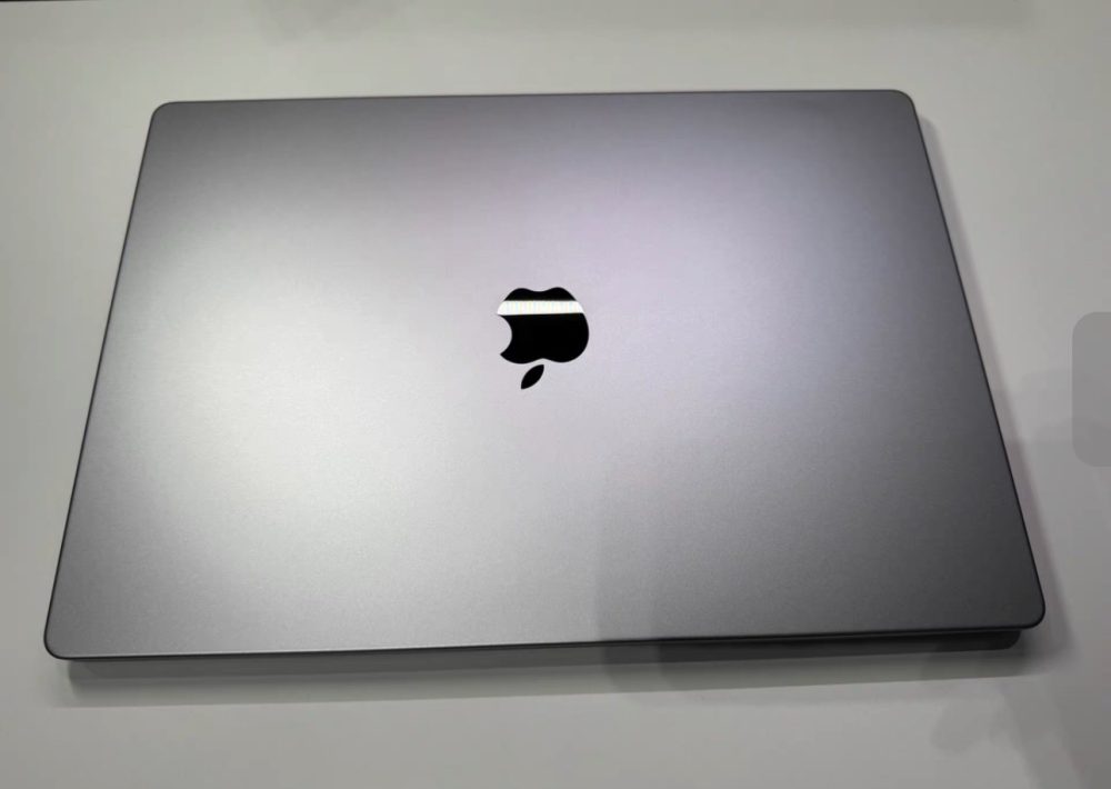 16-inch MacBook Pro, activated in April 2022
Apple M1 Pro chip, 32GB memory, 1T hard drive
Almost new, battery cycled 21 times, 95% health, domestic genuine, no disassembly or repair. Complete packaging.