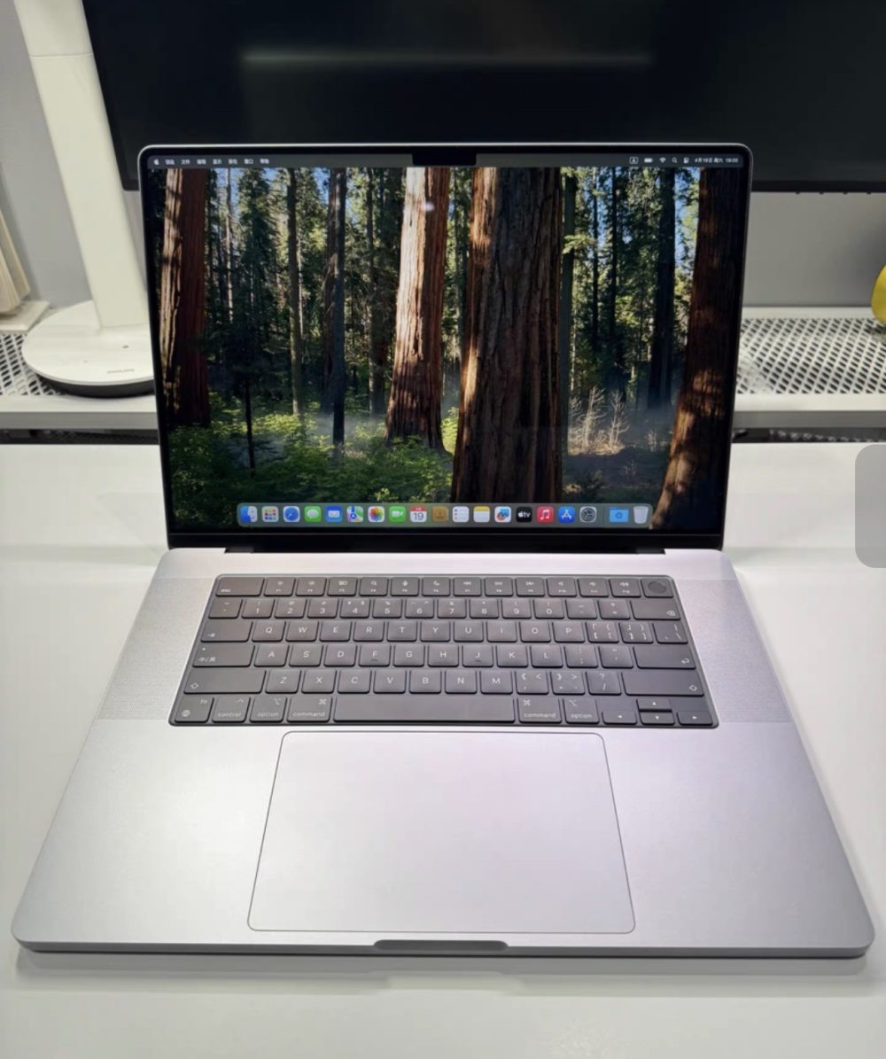 16-inch MacBook Pro, activated in April 2022
Apple M1 Pro chip, 32GB memory, 1T hard drive
Almost new, battery cycled 21 times, 95% health, domestic genuine, no disassembly or repair. Complete packaging. - Image 6